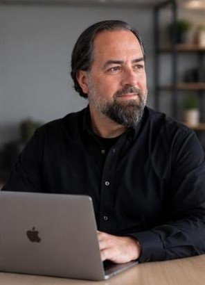 La experiencia de Miguel Martín con Libertad Inmobiliaria: de ingeniero a Personal Shopper Inmobiliario miguel con ordenador